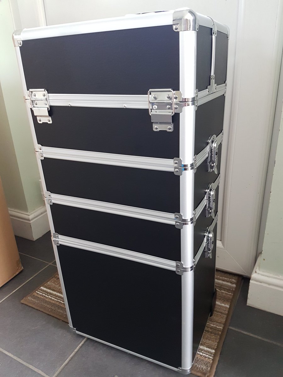 BeautifulSoulCT's tweet photo. New trunk! Hours of fun to be had organising my mountain of stuff 😁 #stopspending #morestuff #trunk #storage #organised #therapist # https://t.co/xUkSSjL5Rh