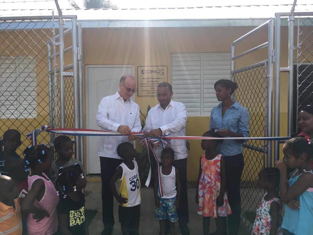 Entregamos 4 obras de reparación de escuelas en nuestra zona. <a href="/CEPMrd/">Consorcio Energético Punta Cana Macao (CEPM)</a> celebra 25 años apoyando la educación. En compañía del Dir Municipal