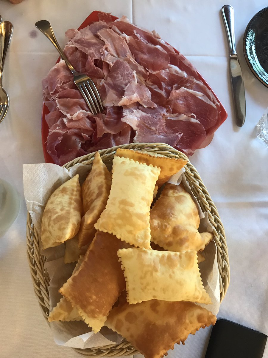 teitokiroga's tweet photo. Una bella mangiata a #Parma #tortafritta #crostone #moussedizabaione #pasta https://t.co/EE60plBnD7