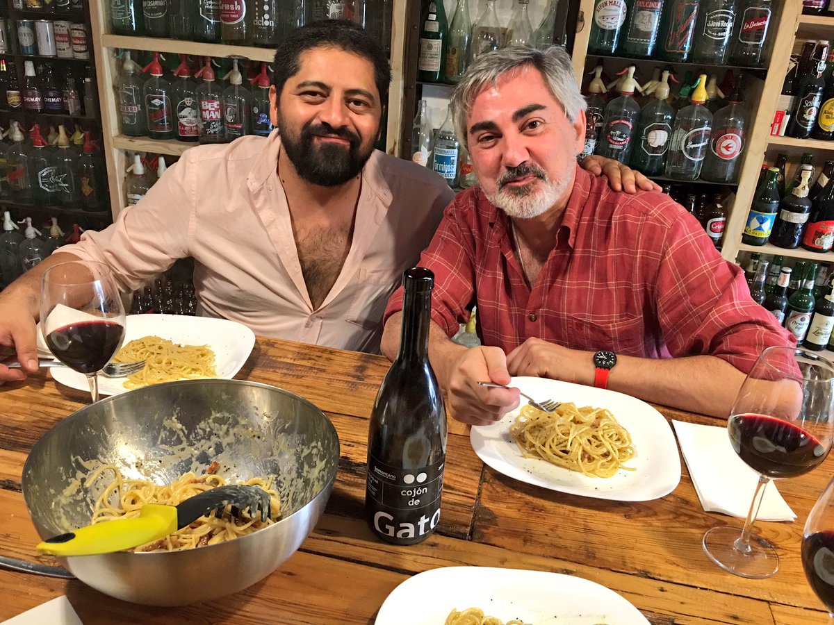 Nacho_Sandoval's tweet photo. ME HAN PUESTO UN 10 en #espaghetti #carbonara supervisado por @gasparinifab @labitaliano en el #Txoco @portas1969 con @toninote 😎😎😎y José 😁 https://t.co/5LNV5yXfRU