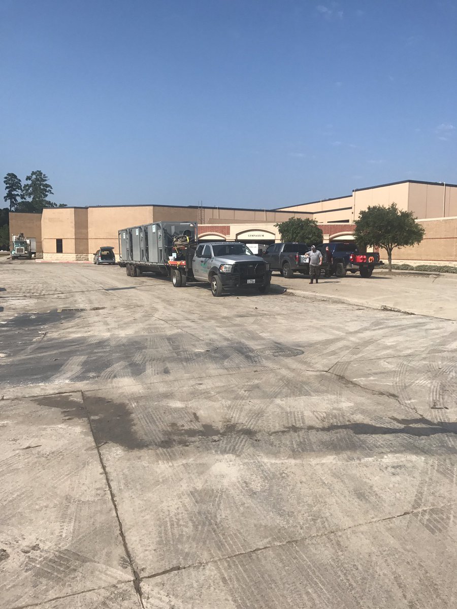 ElizabethFagen's tweet photo. Time to clean it up! Here we go @HumbleISD_KHS 💪🏼❤️ https://t.co/pNtyvhf838
