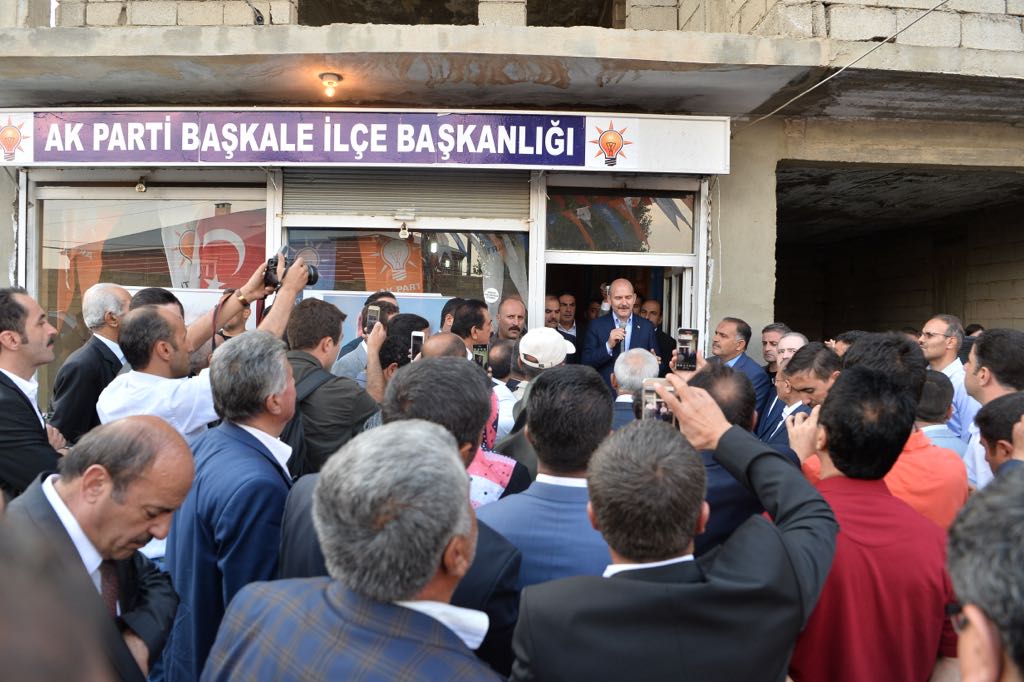 suleymansoylu's tweet photo. AK Parti Van Başkale İlçe Başkanlığı ziyaretimizde teşkilatımızla bayramlaşıyoruz https://t.co/7qtAYYfQ1D