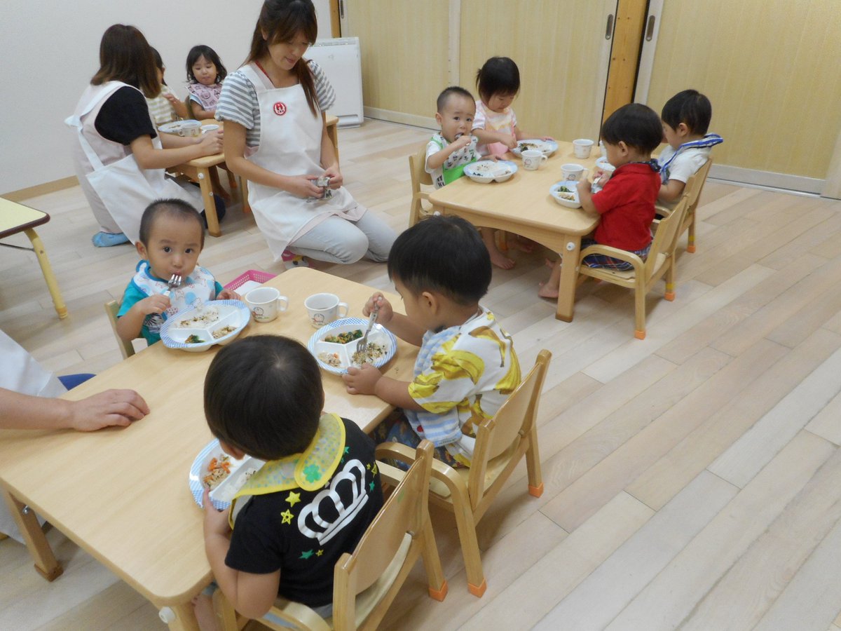 石川幼稚園 学校法人 大恵会 در توییتر では 1歳児が脊柱起立筋を鍛えるには 小さな時から硬いイスで正しい姿勢の食事を続ける事が大切 初めは食べ物を盛大にこぼしてしまっても 背筋を伸ばして食事に専念 遊び食いは危険ですし ng 保育指針 教育要領