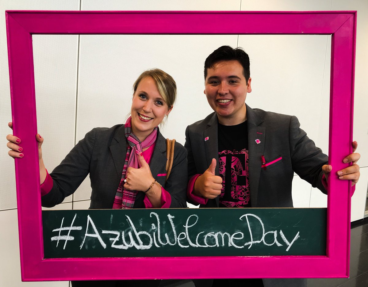 PhillipGoik's tweet photo. Wir wünschen allen #Azubi2017💪einen guten Start&amp;viel Erfolg💖

#JetztMagenta💖
#AzubiWelcomeDay in #Hamburg😏✌️
#telekomwall💕

@TelekomKarriere https://t.co/Imk5rLG4ik