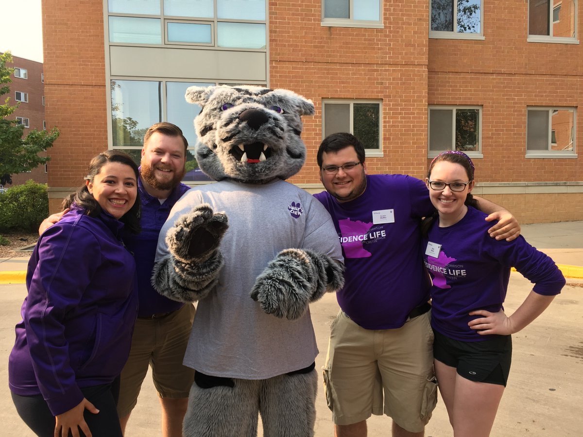 TommieMascot's tweet photo. Look at all these folks making move in day happen!
#movein2017 #welcomedays #gotommies https://t.co/SphLU8wD7D