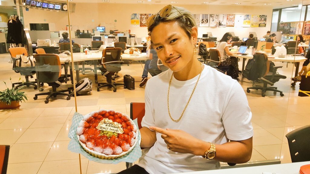 imaichi_miwa's tweet photo. Happy Birthday~隆二くん🎂💕😻

これからもずっと笑顔の絶えない隆二でいてください😘

ほんとに大好きです
ずっとずっと大好きです❣️❣️

死ぬまで応援しています💪✨

#今市隆二生誕祭 https://t.co/fdRnUyjEFr
