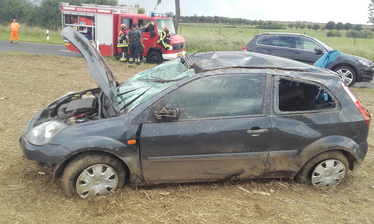 CISSchengen's tweet photo. VU3#A2 zwischen #Remerschen und #Burmerange, Pkw überschlagen, 4 Insassen zum Glück nur leicht verletzt #einsatz https://t.co/mwbrGafsIg