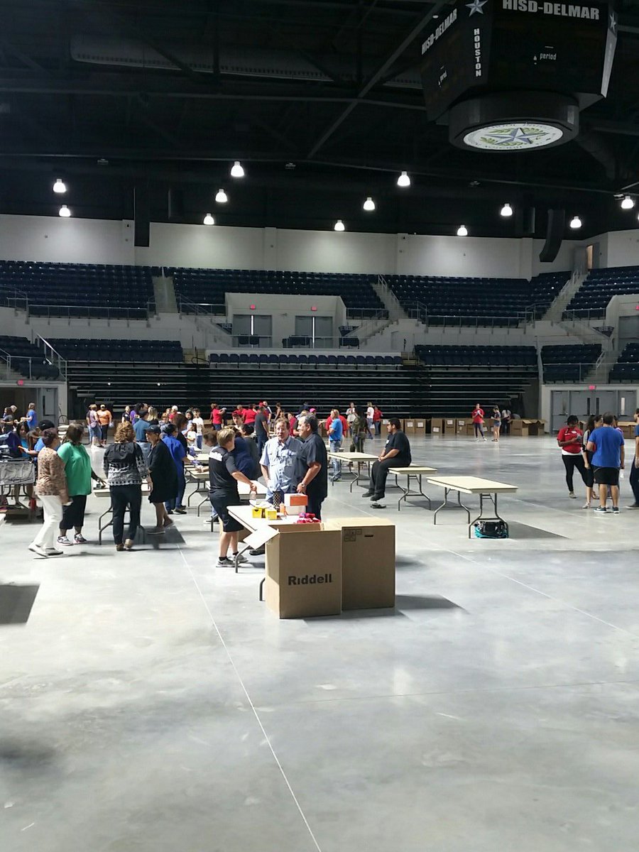 HoustonISD's tweet photo. Houston, let's fill up Delmar for the students of #HISD ! https://t.co/geDCAeTtnH #Harvey #HoustonStrong https://t.co/dnCi202vFX