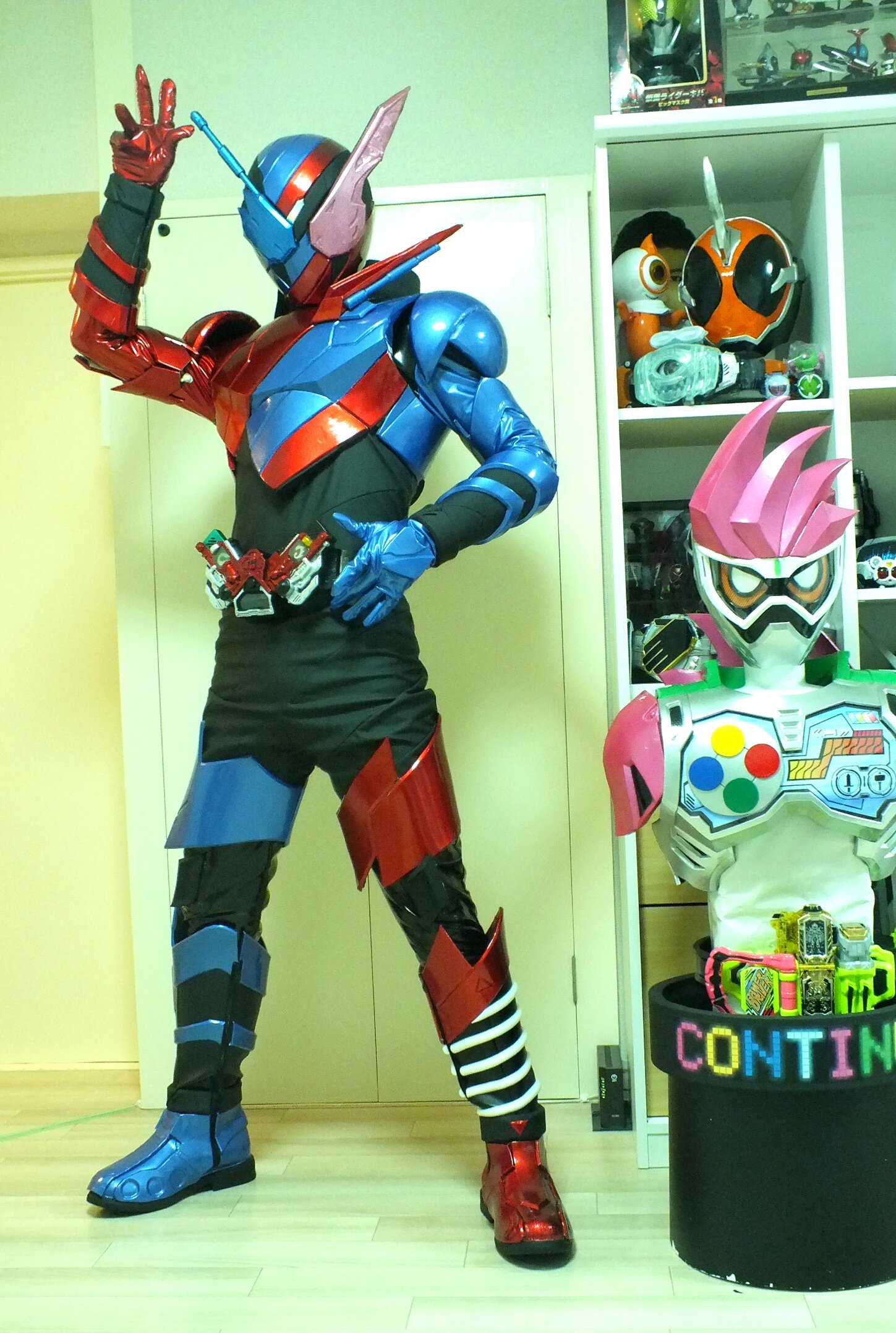 ট ইট র 音速の騎士 ちゃんとビルドらしいポーズの写真も でもポーズがまだよく解らないのでw初日までに予告見まくっておきます 意外と装着パーツが多く最初腰のパーツを着け忘れましたw取れ易いパーツなど明日一日かけて調整します 仮面ライダービルド