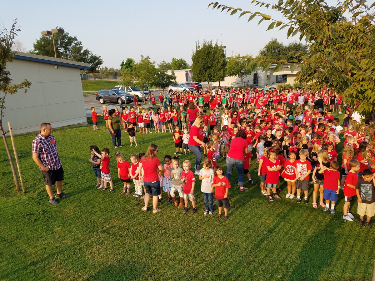 SVESPanthers's tweet photo. SV Flag Ceremony #svestradition #gvusdshares #startthemorningright @GoldenValleyUSD @KHatchGV96 @MrPrincipalRock https://t.co/yjF2QTJt5C