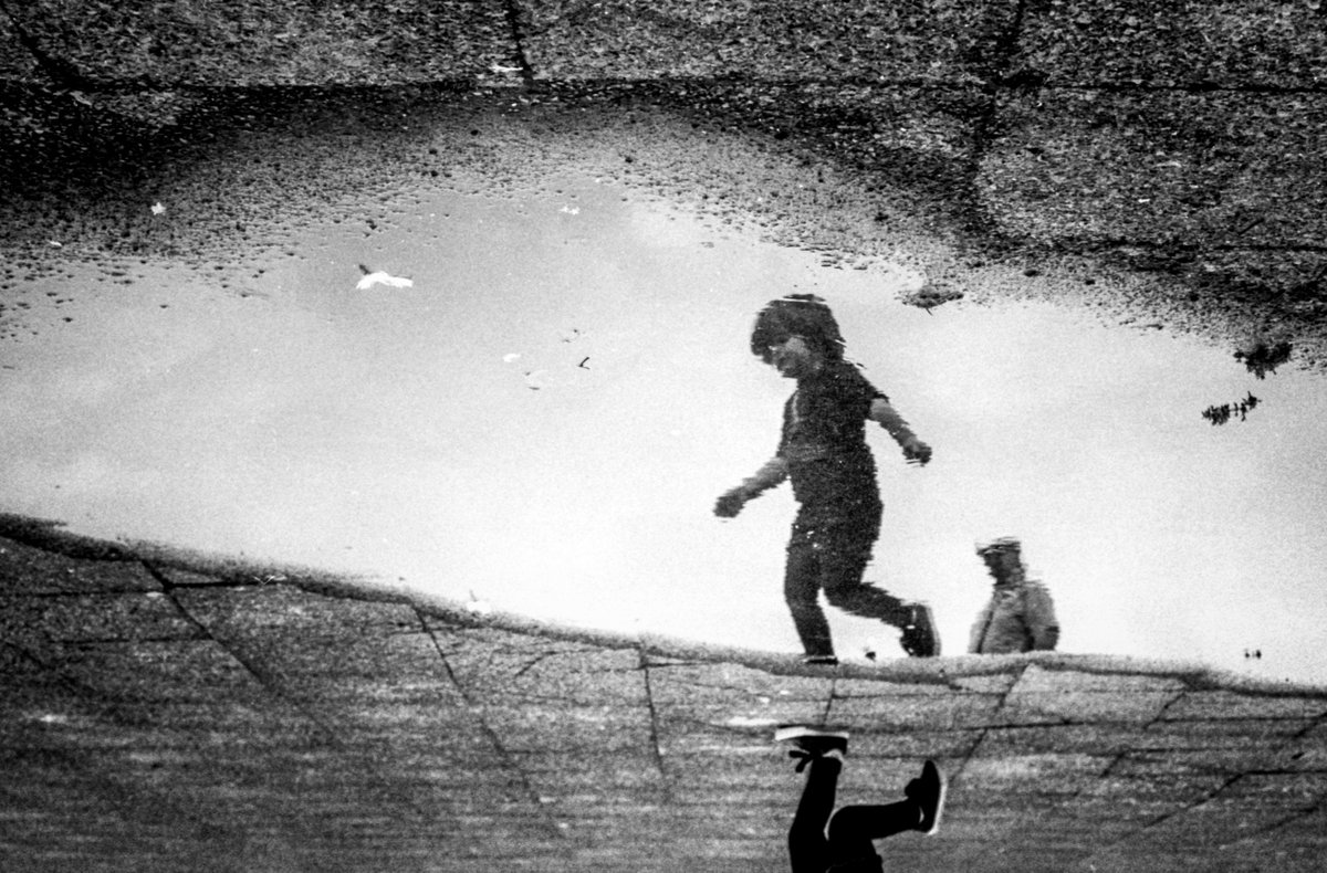 KoopsDK's tweet image. Nikon FA - Trix 400 - Rodina #streetphotography #people #bw #blackandwhite #candid #hautsdefrance #water #france #art #nord #afterrain