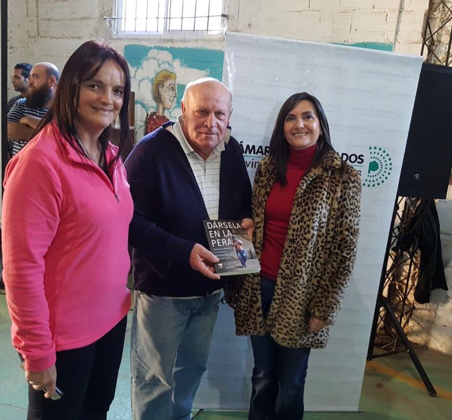 ijovenesPBA's tweet photo. @nancymonzon entregó #DárselaEnLaPera al Padre Tony en #Zárate 

@abroho @alarconcasanova @FacundoPrieto https://t.co/tCOZ0Q9HY9