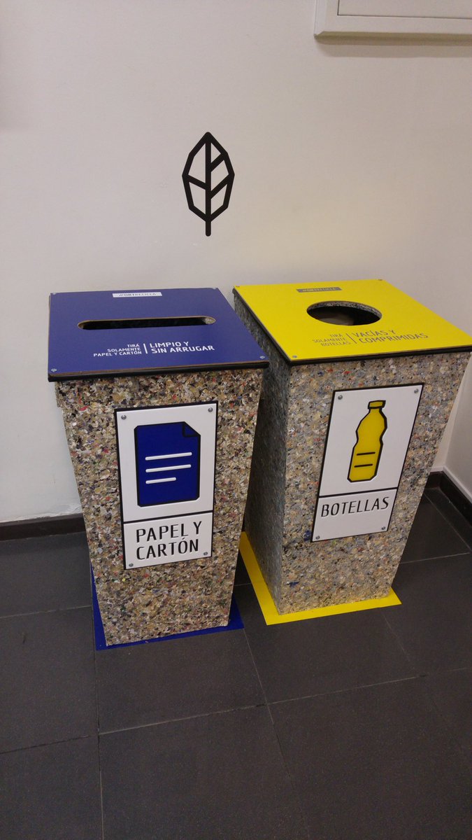 inestix's tweet photo. Las botellas del snack del #OpenHouseORT se descarta en la papelera de botellas #ORTrecicla https://t.co/vjWmwWYgxp