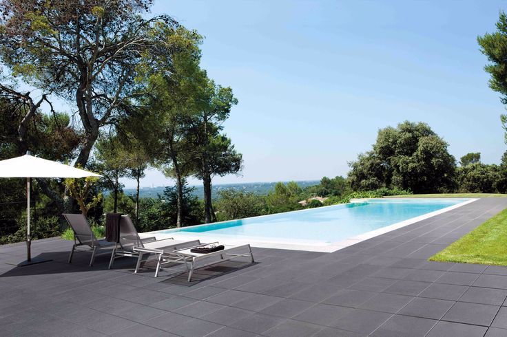 HomeCS1's tweet image. Choisir un #carrelage sombre pour le bord de votre #piscine permettra de donner un #contraste incroyable !