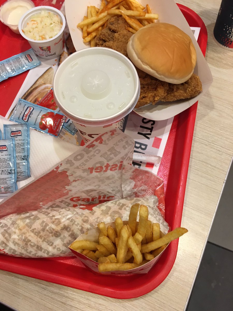 farrisidx's tweet photo. #ChandRaat night out wid frndx @kfcarabia @kfc ๐๐๐ #kfc #mightybucket #mightyzinger #valuecombo https://t.co/lSprB7aqgr