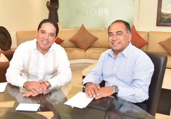 AcapulcoGob's tweet photo. El alcalde @EvodioVelazquez se reunió con el gob. @HectorAstudillo para tratar temas de interés que traigan beneficio a los acapulqueños. https://t.co/EBnRjkTDKe