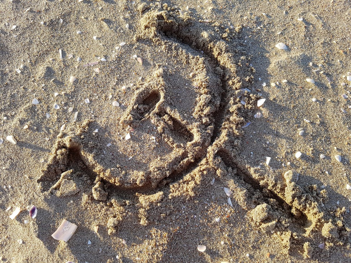 duenderesol's tweet photo. Μέχρι το #Φεστιβαλ_κνε έχουμε καλοκαίρι! Καλό μήνα https://t.co/uH5Gxr5Kmb