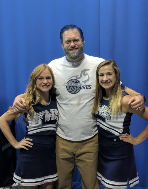 Making good on a promise! Fairmont principal, Tyler Alexander, has his hair dyed blue AND kisses a pig! youtube.com/watch?v=71YP-6…