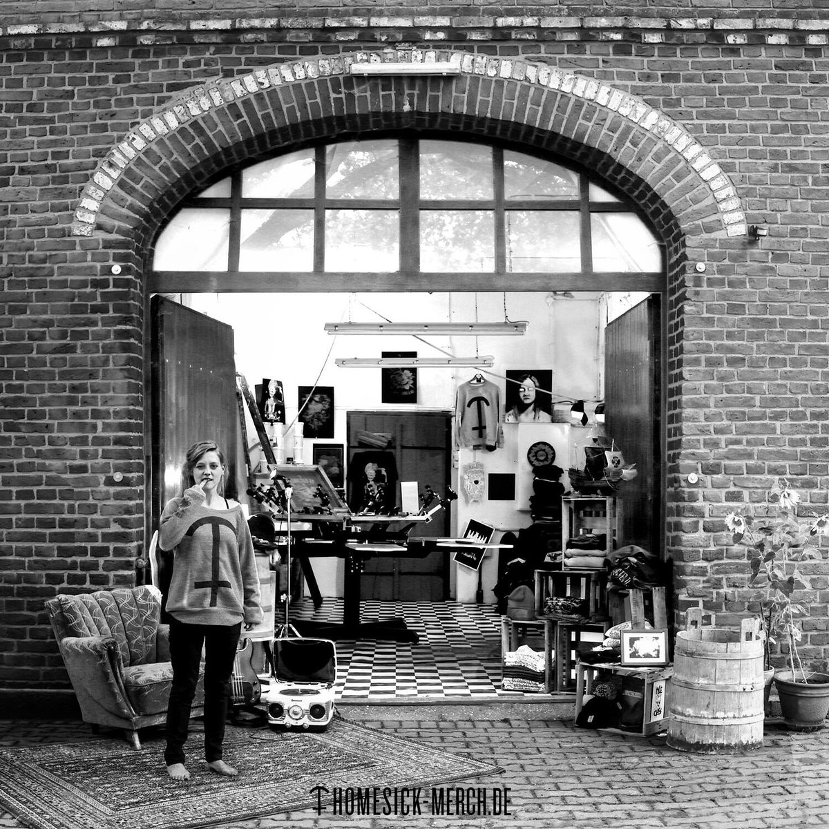 Wenn ihr uns etwas beim Umzug helfen wollt, schaut in unserem Shop vorbei und nehmt uns ein paar Sachen ab! ;) 
shop.homesick-merch.de