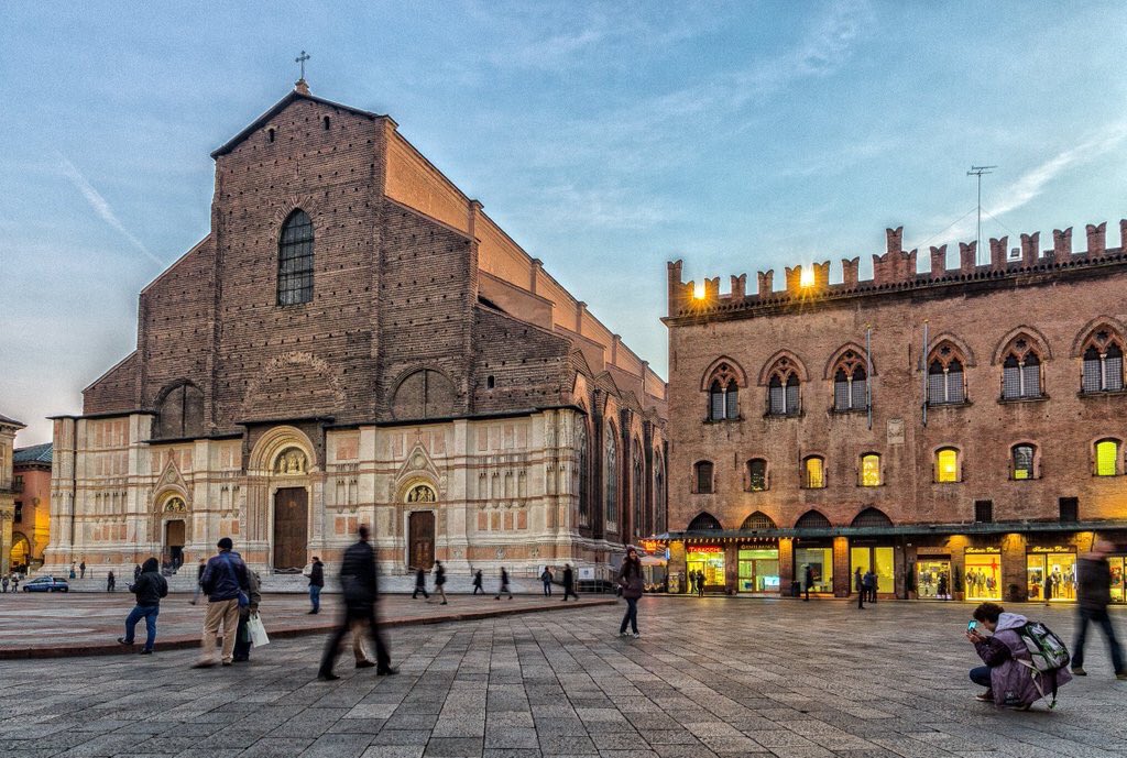 SanPetronio's tweet photo. La costruzione di #Sanpetronio non è mai stata finita ~ Basilica's construction has never been finished completely https://t.co/X00qhjObtA https://t.co/NacxVpC0XI