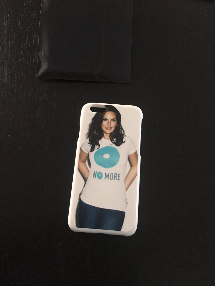 MissPearl94's tweet photo. J'ai reçu le bebe !!!!! #DanseDeLaJoie 🎉🎉🎉🎉😍🙈 #MariskaHargitay #oliviaBenson #nomore 💙#svu #NYUS #tata #Bensonette #love #Iphoneshell https://t.co/Wbi7m45FeB