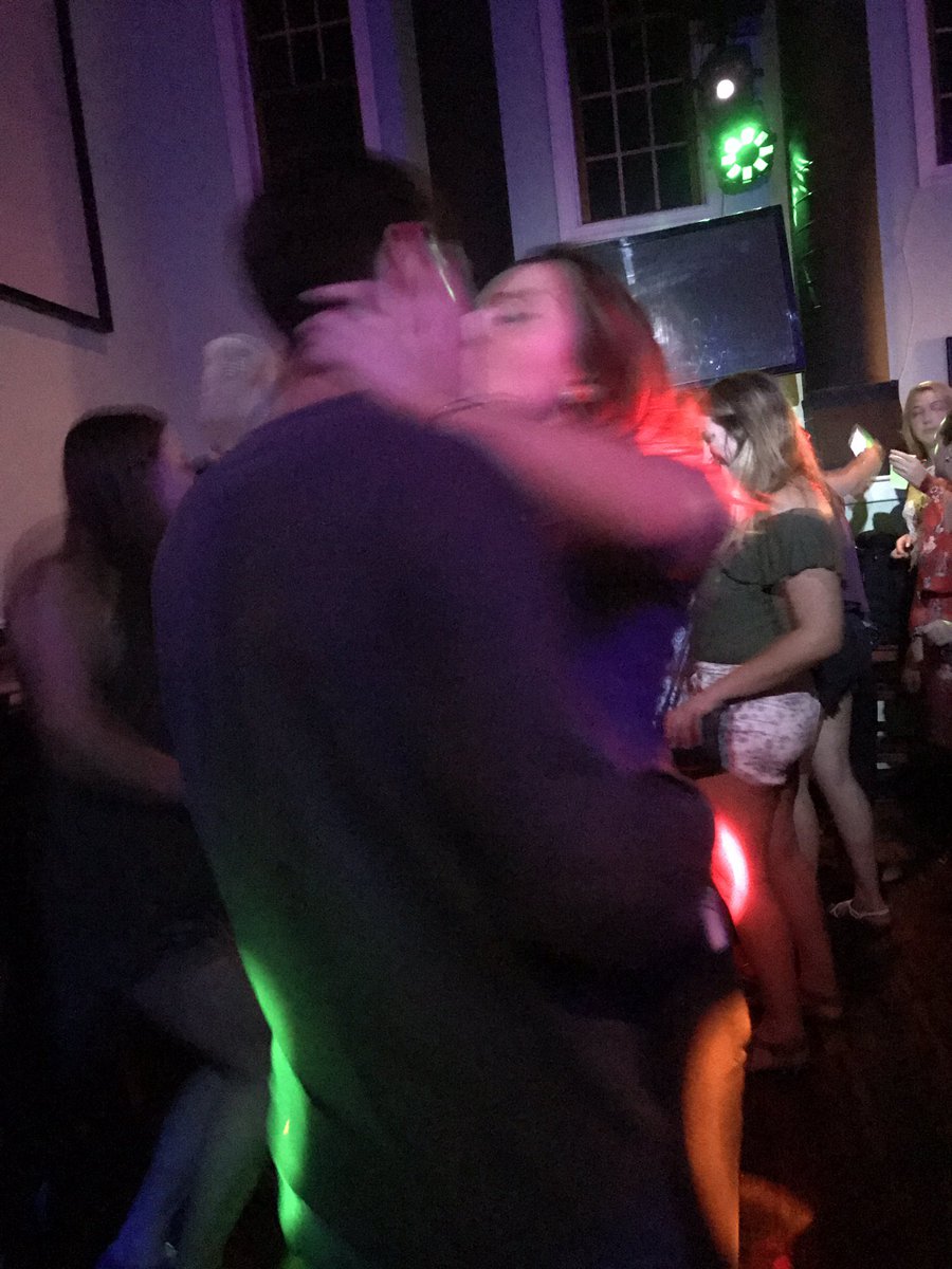 NovaMakeout's tweet photo. Low qual pictures, high qual make outs ✌🏼 https://t.co/kJA2TbCUPT