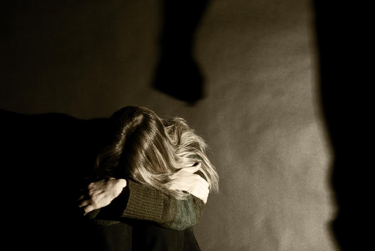 Madamefigaro's tweet photo. En France, une femme meurt encore tous les trois jours des #violences de son compagnon ou de son ex https://t.co/jzMGN8KX39 https://t.co/Td0hlMnZp8