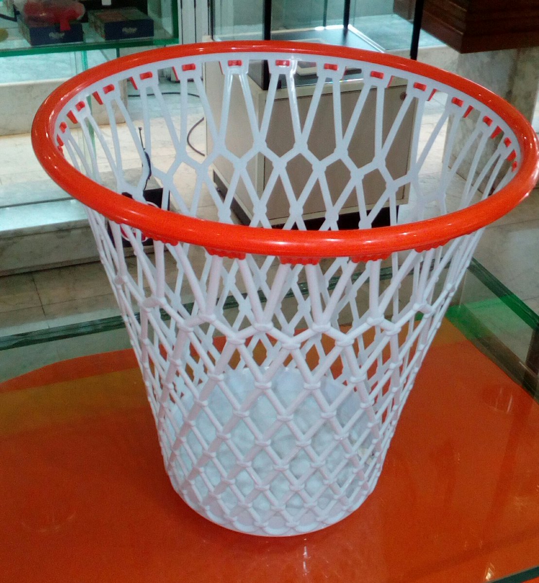 Scap_Leon's tweet photo. Ven a @Scap_Leon que tenemos esta maravillosa papelera con la que entrenaba #RICKY RUBIO de pequeño. #EuroBasket2017 #leonesp https://t.co/Og9l9jUZ5z