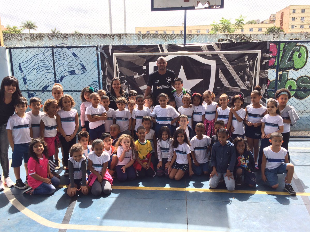 Botafogo's tweet photo. MUITO ÍDOLO! Jefferson visita escola Honório Gurgel próxima ao Niltão e faz a festa da criançada em atividade divertida. https://t.co/LadxQr07ON