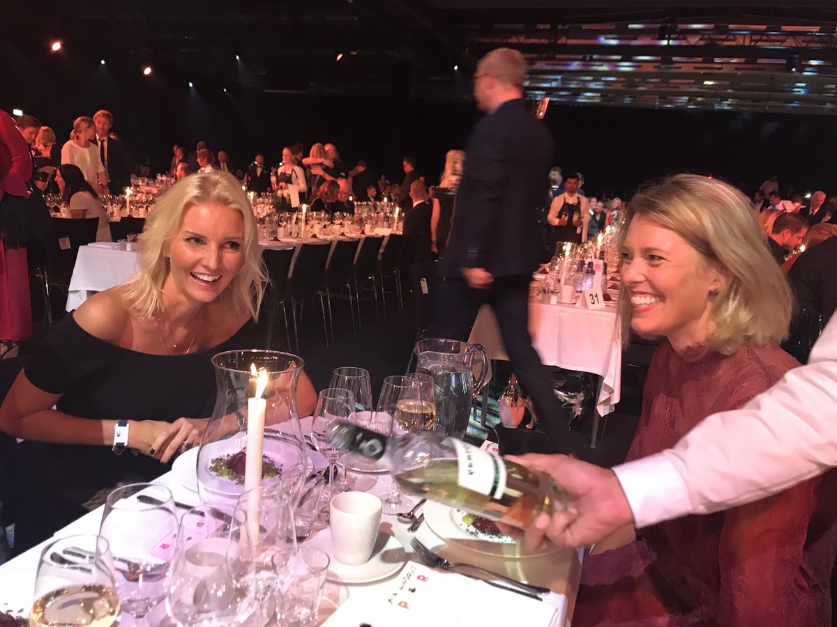 Sifferbråket just nu. Bella Levy från @ExpressenTV &amp; Lotta Folcker på <a href="/AftonbladetTV/">Aftonbladet TV</a> . Mer om tv-statistiken på bloggar.expressen.se/thomasmattsson…