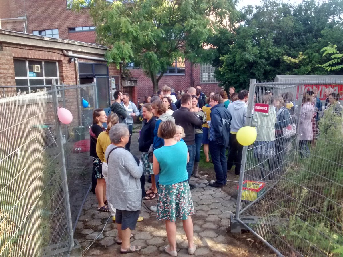 Krullevaart's tweet photo. Met een koffieklets en een controlebezoek van Eddy (de langharige tuinman van minister Crevits?!) is onze start genomen! #1september https://t.co/tD31naAVWU