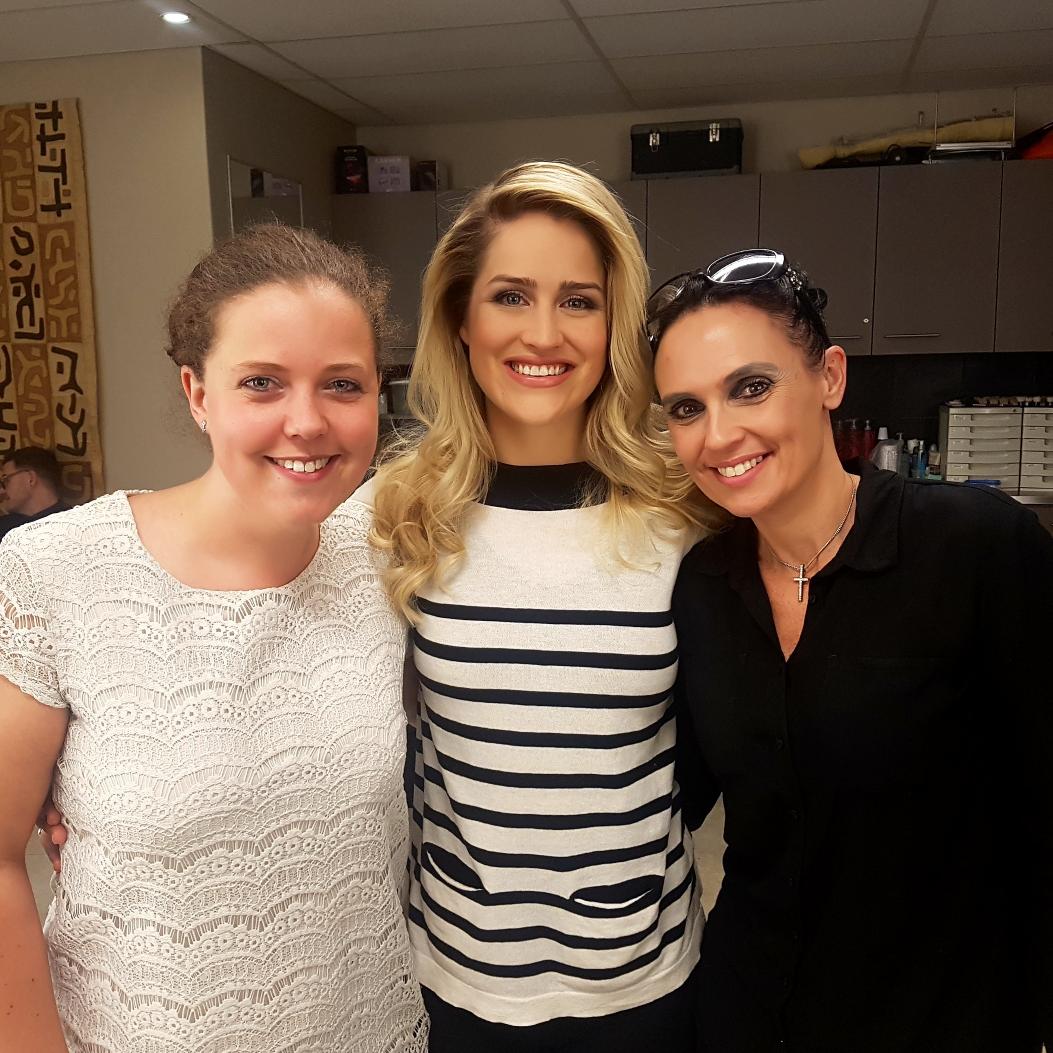 Leozelle's tweet photo. The beauty en haar twee werkers ๐ #InsideJoke #BeginVanGrootDinge #TeamWork #Kyknet #StarkStudios @CarolineBrussow @Christien_DK https://t.co/UbgWonqmyF
