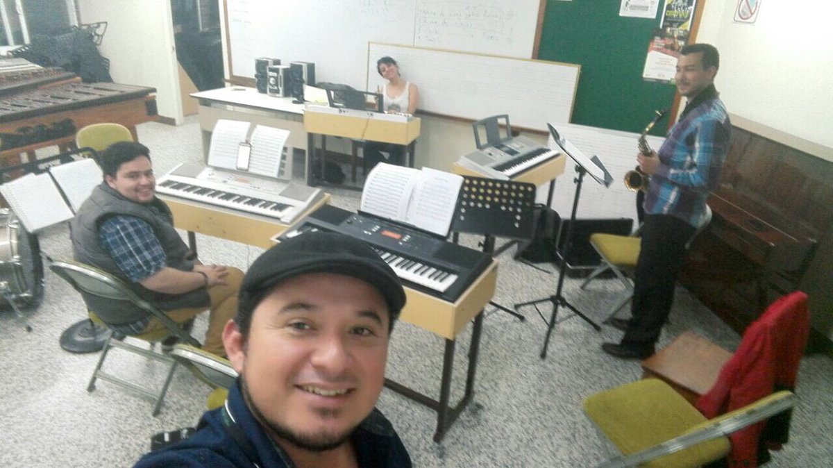 Rosse440's tweet photo. Con mis alumnitos de @AEMusica_UVG @delvallegt #jazzimpro https://t.co/LOgpMEznXB