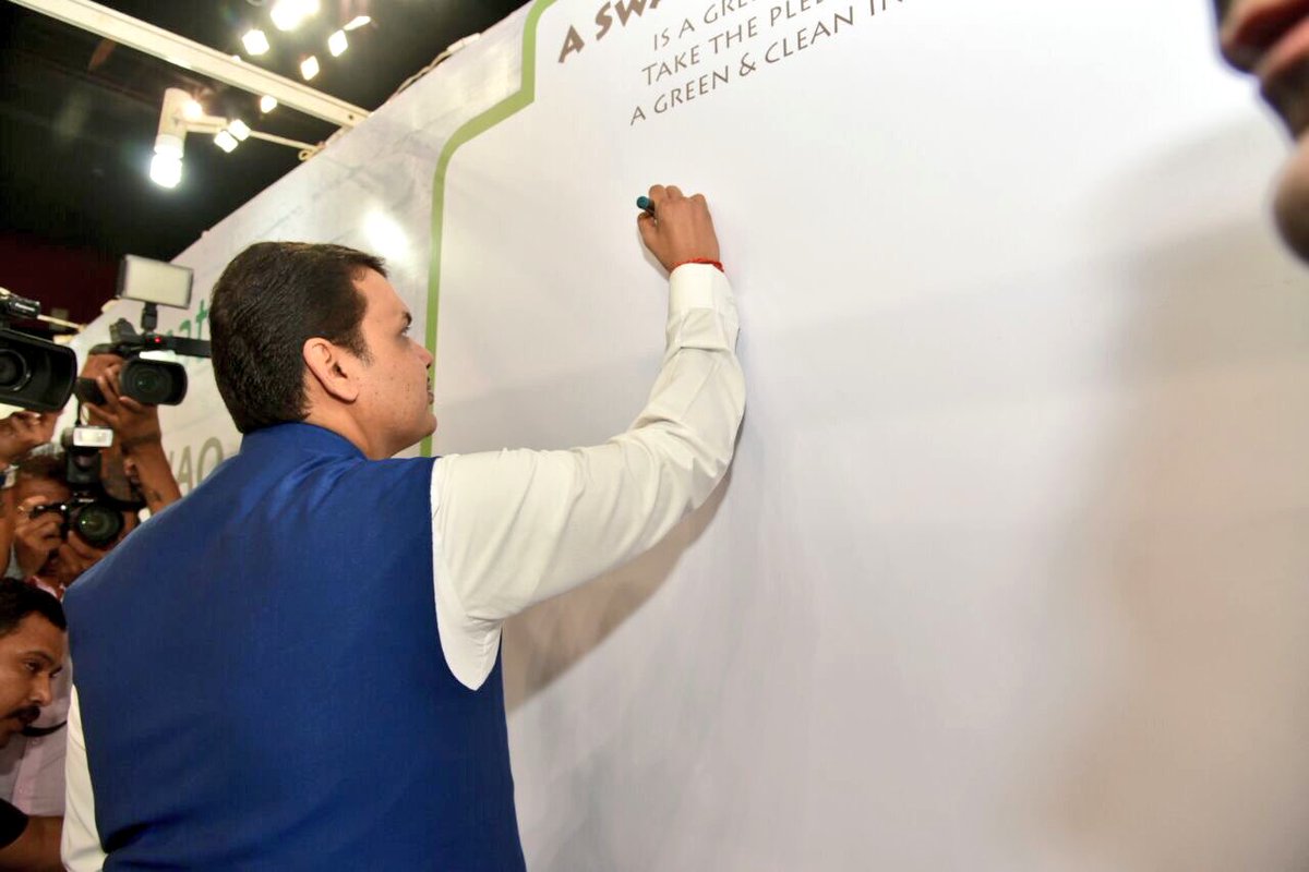 Uddhav Thackeray, <a href="/SrBachchan/">Amitabh Bachchan</a> , Minister <a href="/Subhash_Desai/">Subhash Desai</a> ,Aditya Thackeray attended this function organised by MCGM
@SwachhBharat <a href="/SwachhMaha/">Swachh Maharashtra</a>