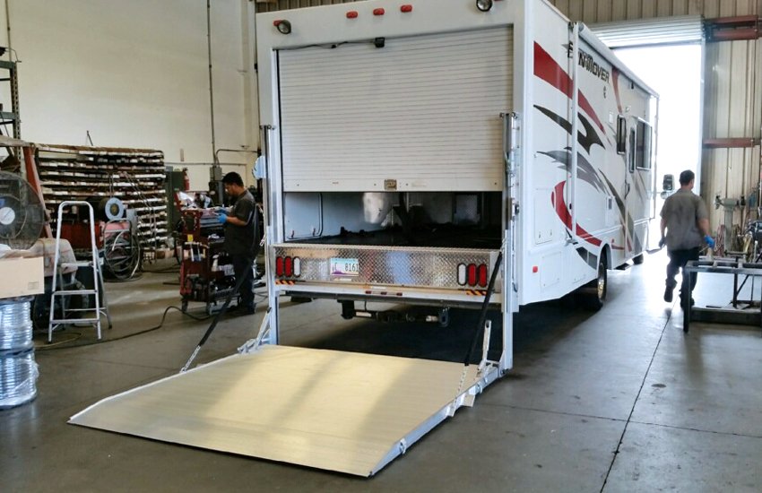 TommyGateLift's tweet photo. Awesome custom Tommy Gate railgate upfit on a Four Winds Fun Mover. WE LOVE THIS!! ππ #tommygate #liftgate #funmover https://t.co/ow6aMSHeMR