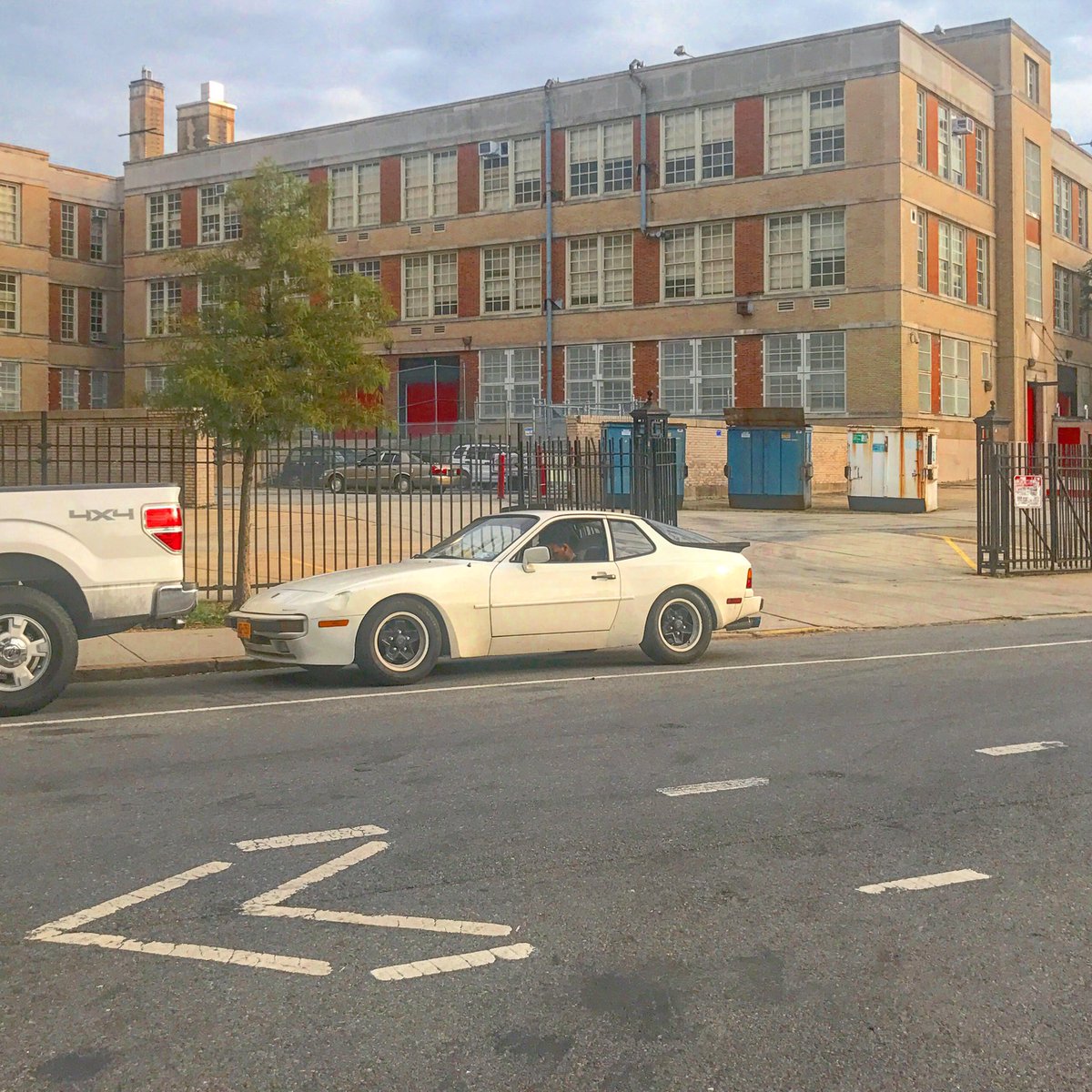 CarsofBrooklyn's tweet photo. Porsche 944 in Williamsburg https://t.co/jkoAhAxj2U