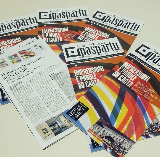 Il nuovo allestimento "Impressioni e parole su carta" illustrato nella copertina e presentato all'interno del quindicinale Paspartu