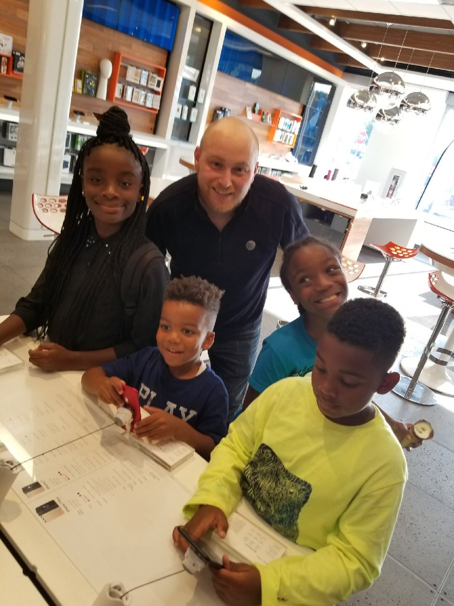 Dan loves the kids!#AT&amp;T#worcesterplaza #OurNE @Bella_Montero_ <a href="/RickArieta/">#arieta/rick.</a>