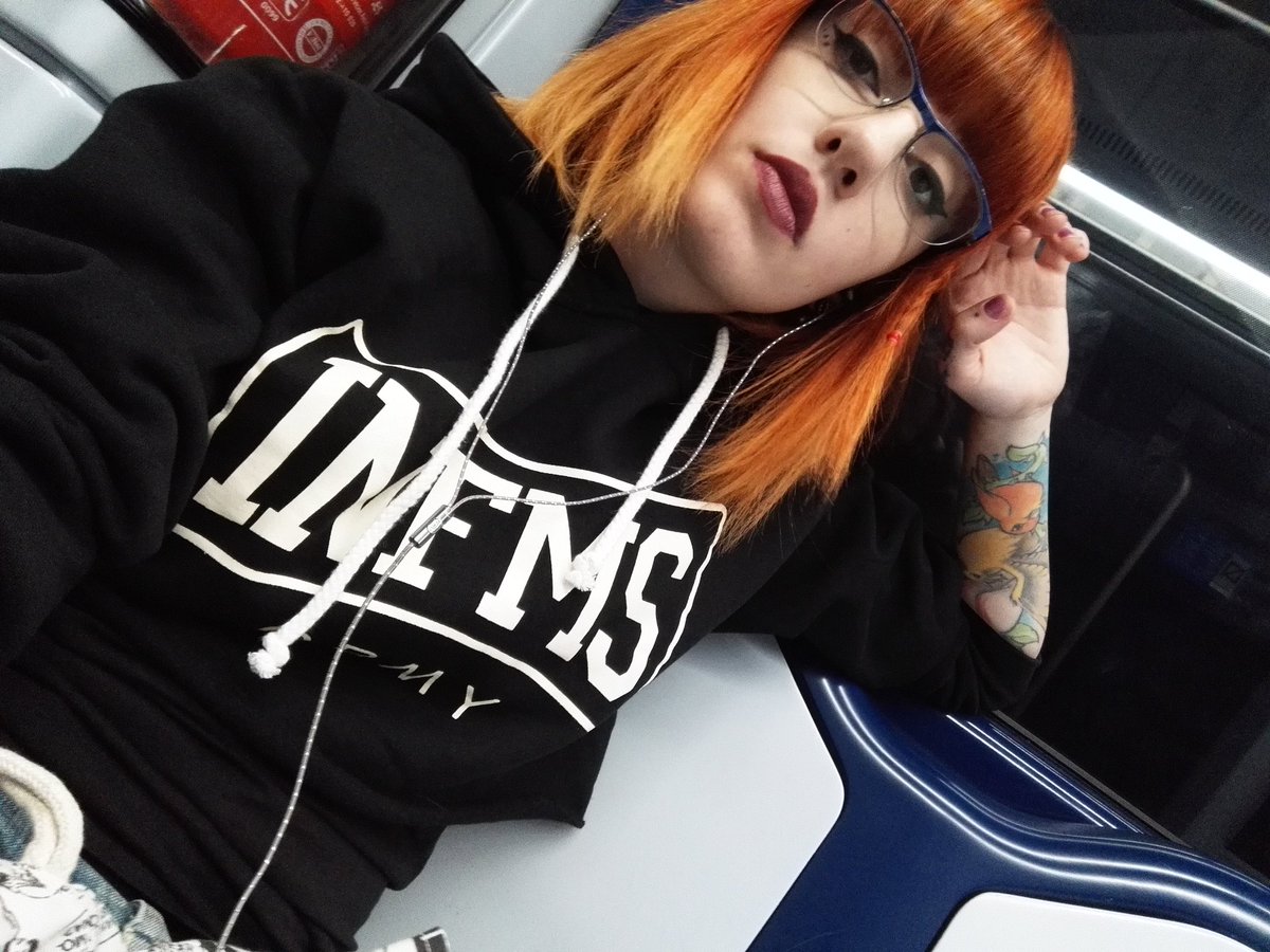 cyatattoo's tweet photo. Me encanta mi fucking sudadera de #grmy  si te mola acercate a #area0 #lagavia https://t.co/NJyYQep9vS