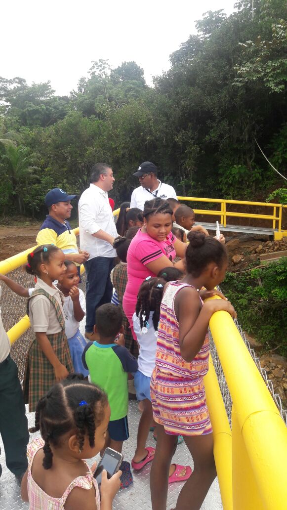 CortezDelfia's tweet photo. @MopPanama inauguró nuevo puente peatonal en Los Ríos en  Puerto Pilón, Colón, remplazando al viejo puente colgante de madera.@TReporta https://t.co/6ua4ylIx3J