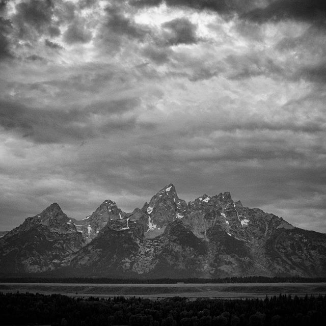 It won't be long until these #tetons will be white. . .

#winteriscoming #jhdreaming #jacksonhole