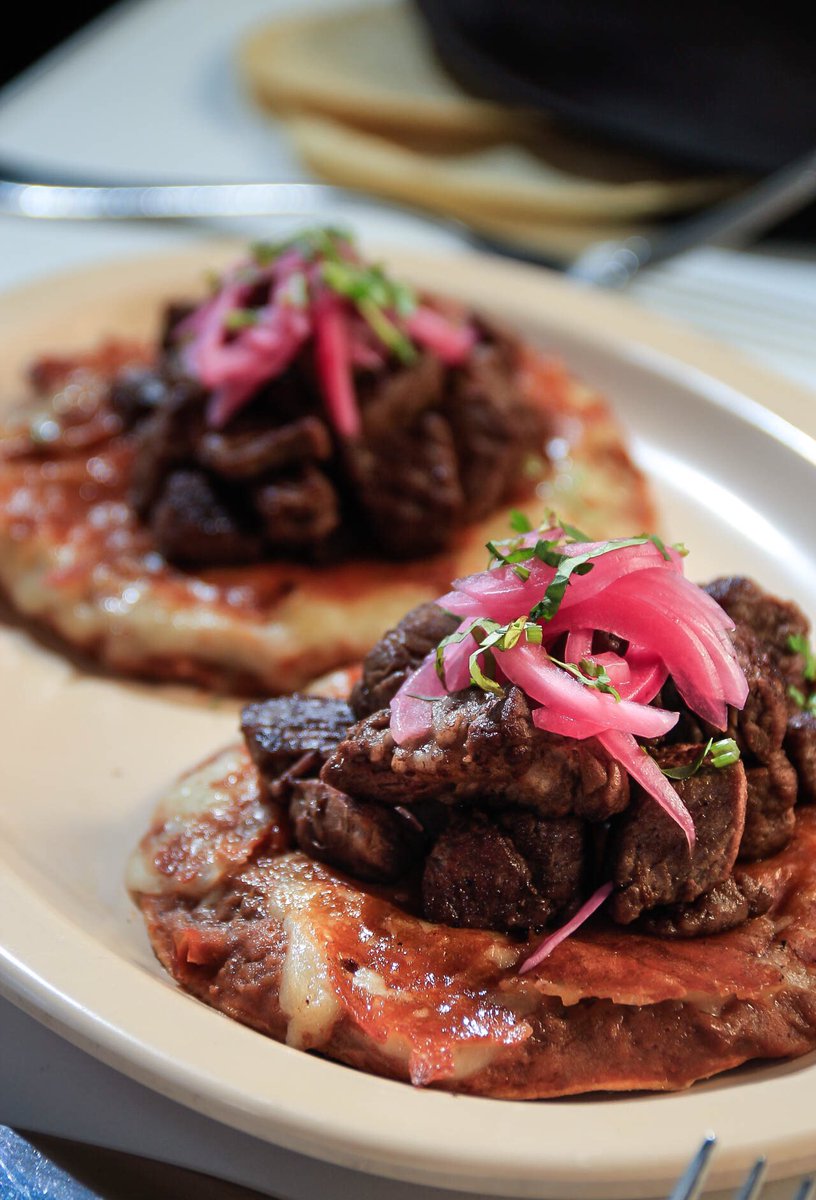 fidenciomty's tweet photo. Cuando llega el #viernes y se nos olvida la dieta. Estos #volcanes de #ribeye y costra de #queso son mejor opción para romperla 🙌 #Botanero https://t.co/tGWjFskCGD