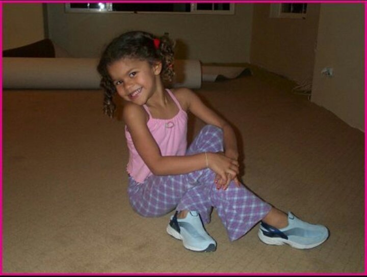 00sdaya's tweet photo. We need some explications of how you have been that pretty trough this years. @Zendaya, WE NEED SOME BIRTHDAYA'S FACTS. I'm crazy 😂 https://t.co/GHvbhJ5AaB