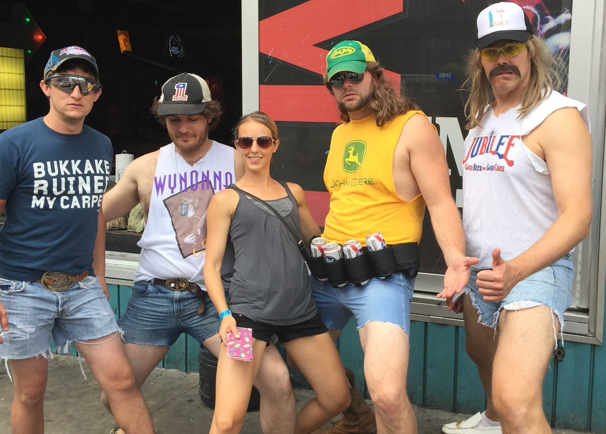 SoundsLikeNash's tweet photo. Hot chicken and Jorts VII makes denim cutoffs cool again. #Nashville https://t.co/LLa4TKbx8Z https://t.co/NwnpUTqapF