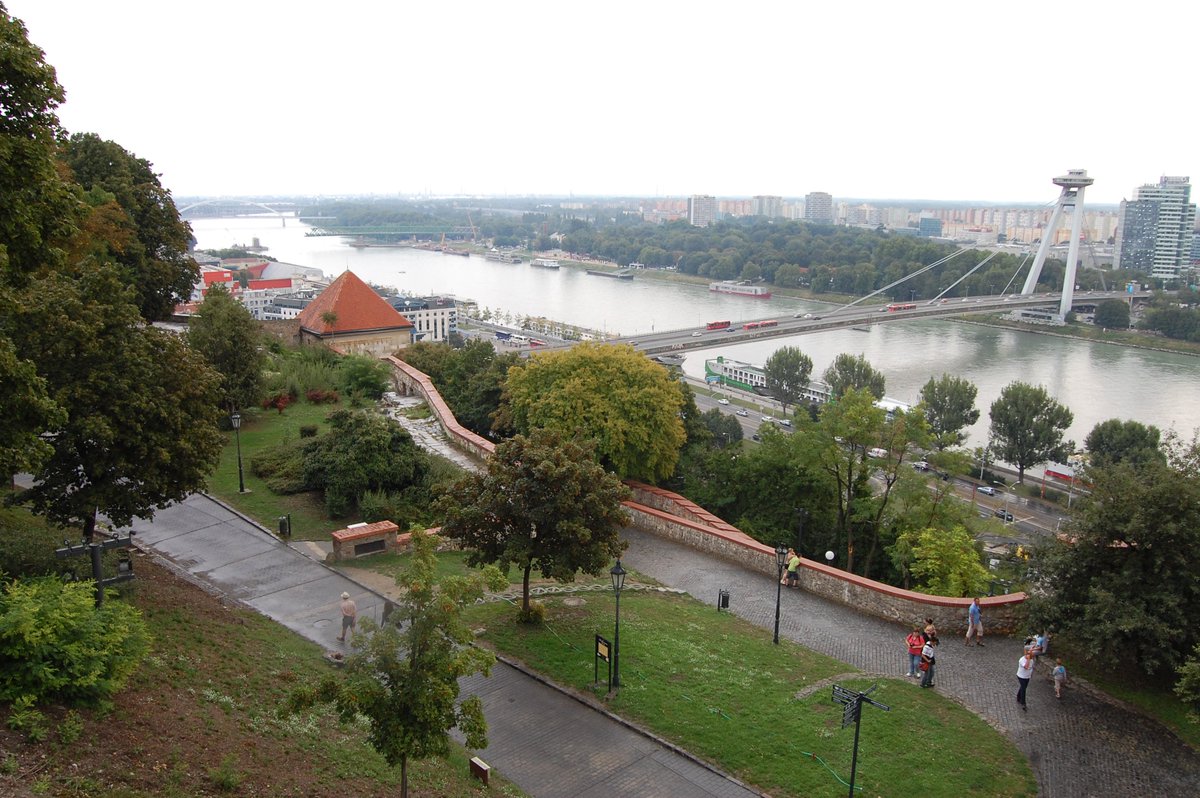 #QuieroEmpezarElMes recordando #Europa y la vista desde el Castillo de Bratislava hacia el #Danubio #adventouraslovakia @VisitBratislava