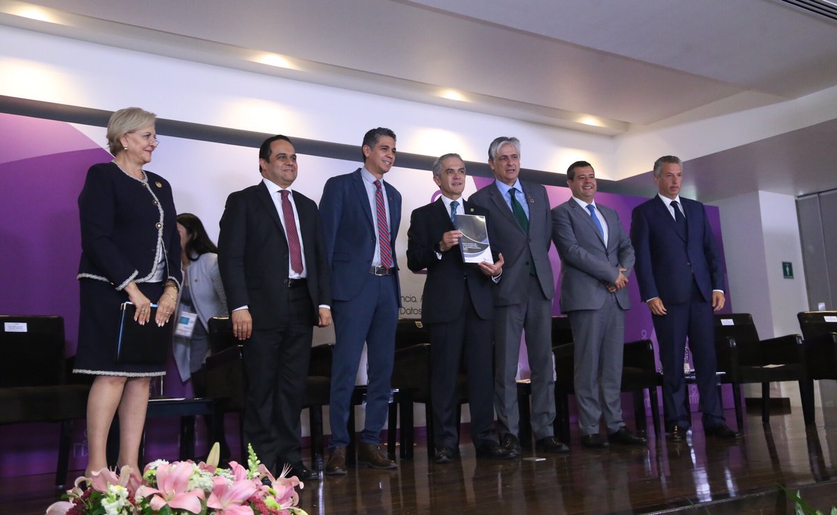 GobCDMX's tweet photo. En #CDMX contribuimos a la reducción del rezago social según lo indican conclusiones del #IDES2017 >> https://t.co/Svse1OpMNU https://t.co/buL2lUW1Zt