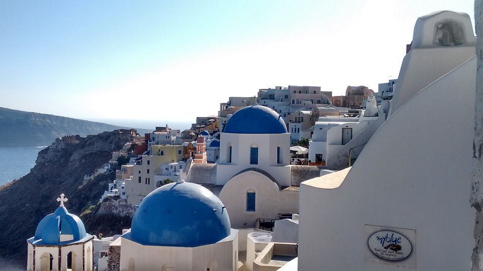 MomAboardExpat's tweet photo. It's still season in #Santorini. Here's what to do there with your kids: https://t.co/tYEx5PLWop #Greece #summer2017 #travel https://t.co/kAFyMReY2w