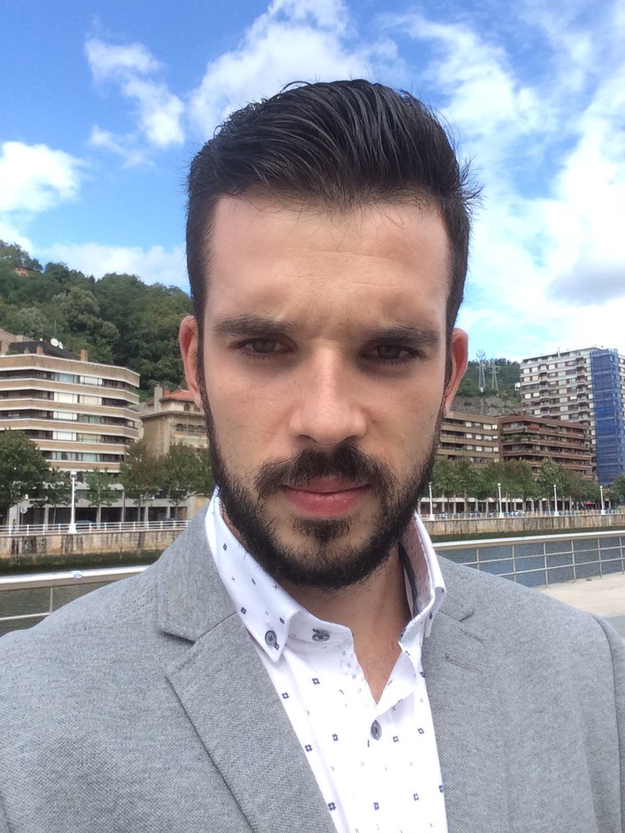 Adrian_Bozal's tweet photo. A este book lo titularé... "Pa' 3 fotos que me gustan" 😂 #Bilbao #Guggenheim #IntentoDeModelo https://t.co/lE9r8QbBrW