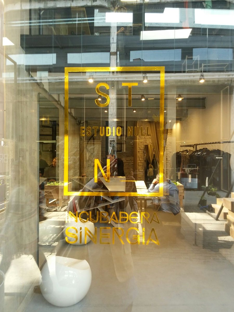Florenciaclavi4's tweet photo. @estudionull en acción! #producion #ecommerce @SinergiaDesign @ANIIuy @Sinergiadora https://t.co/dVl3vryxdX