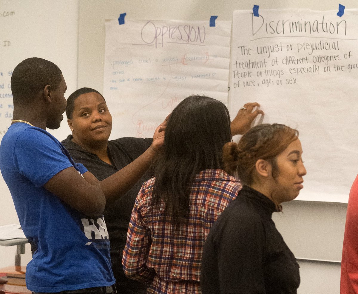 SimonYouthAcad's tweet photo. Friday advisory. @SimonYouthAcad students learn #economicjustice with Melita Carter @PeaceLearning #urbaned #socialgood #myips https://t.co/tyR4ZOvUdH